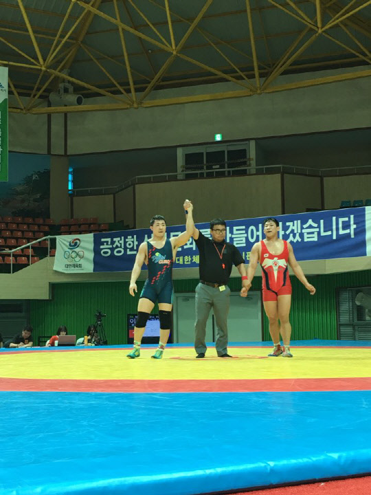 구로구 레슬링팀이 5일부터 7일까지 열린 '제42회 KBS배 전국 레슬링대회'에서 금 2개, 은 1개, 동 2개를 차지했다. 전남 해남군 우슬체육관에서 진행된 이번 대회에 구로구 레슬링팀은 5명이 참가해 전원 메달을 획득했다. 자유형 86kg급 강대규, 그레고로만형 85kg급 류주현이 금메달을, 자유형 70kg급 김준철이 은메달을 획득했으며, 자유형 61kg급 최승민, 그레고로만형 75kg급 신동수가 동메달을 따냈다. 구로구 강대규 선부(파란색 유니폼). 구로구 제공